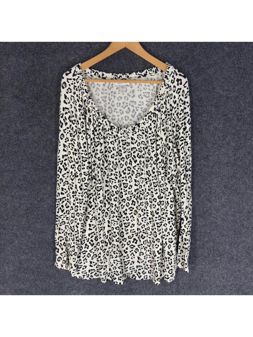 Jaclyn Smith T-Shirt Women 2X Plus White Animal Print Long Sleeve Round Neck